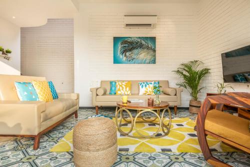 La Risa, 2 BHK Villas near Vagator Beach, Private Pool with Kitchen, Balcony, Securityにあるシーティングエリア
