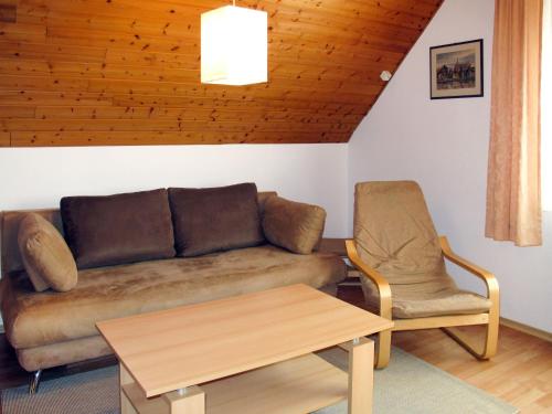 een woonkamer met een bank en een tafel bij Apartment Hannemann-1 by Interhome in Schillig