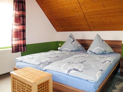 1 Schlafzimmer mit 2 Einzelbetten und einer Holzdecke in der Unterkunft Apartment Hannemann-1 by Interhome in Schillig