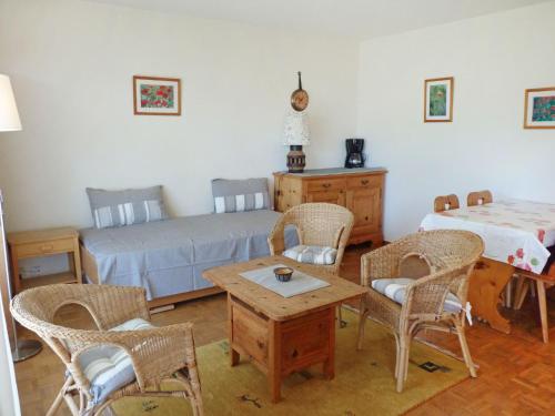 ein Schlafzimmer mit einem Bett, Stühlen und einem Tisch in der Unterkunft Apartment Châtillon C 16 by Interhome in Ovronnaz