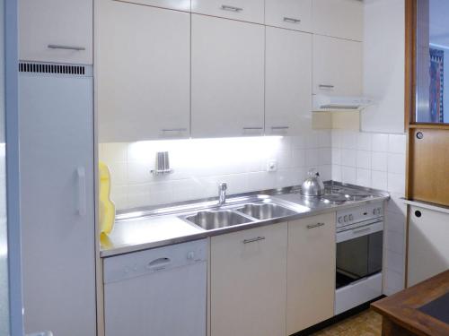 Kuchyň nebo kuchyňský kout v ubytování Apartment Genziana B 20 by Interhome