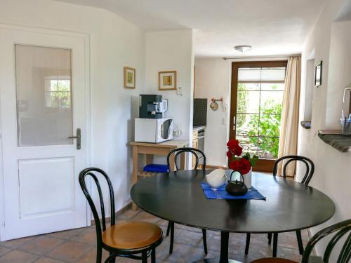 uma sala de jantar com mesa e cadeiras e uma cozinha em Apartment Nelly by Interhome em Ponto Valentino