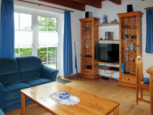 ein Wohnzimmer mit einem Sofa und einem Couchtisch in der Unterkunft Holiday Home Kitowski by Interhome in Hooksiel