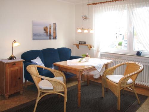 ein Esszimmer mit einem Tisch und Stühlen in der Unterkunft Apartment Alte Molkerei-1 by Interhome in Friederikensiel