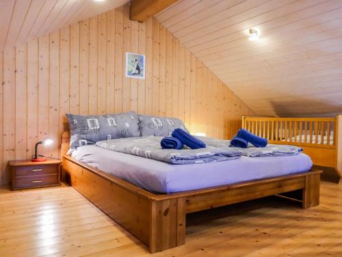 Tempat tidur dalam kamar di Chalet Rustico Casa Fortuna by Interhome