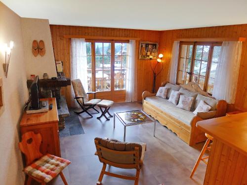 un soggiorno con un divano e un tavolo di Apartment Sapin Bleu 5 by Interhome a Villars-sur-Ollon