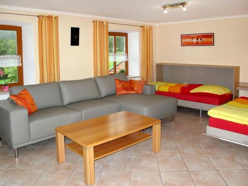 een woonkamer met een bank en een bed bij Apartment Freisinger-1 by Interhome in Zachenberg