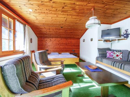 uma sala de estar com um sofá e uma mesa em Apartment Chalet Marie Rosa-1 by Interhome em Grindelwald