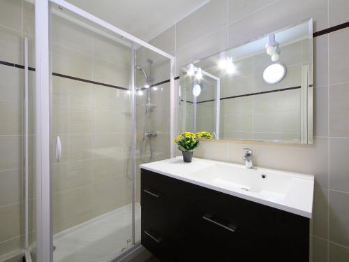y baño con lavabo, ducha y espejo. en Apartment Isabelle-1 by Interhome, en Cabourg