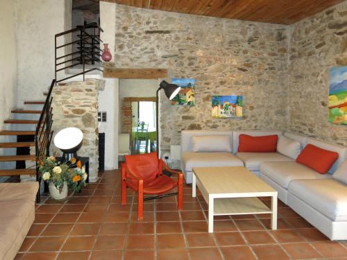een woonkamer met een bank en een tafel bij Holiday Home Oleander by Interhome in Tordères