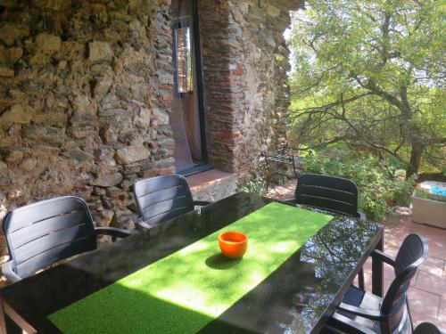 een tafel en stoelen met een groene tafel en een raam bij Holiday Home Oleander by Interhome in Tordères