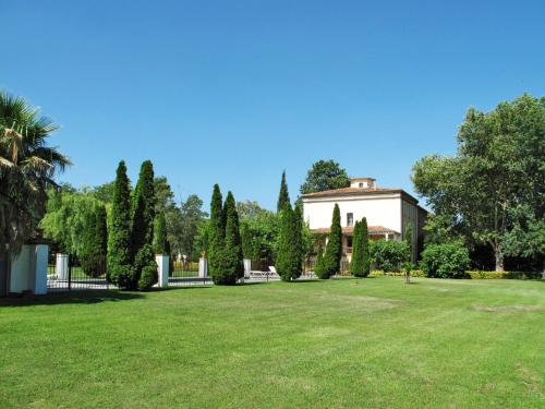 un ampio cortile con un edificio e alberi di Holiday Home Villa Jaume - AGL310 by Interhome a Le Racou