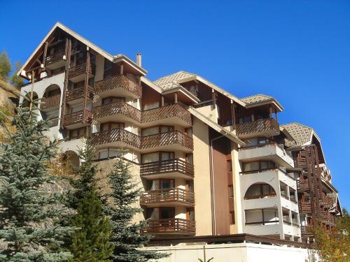 un edificio con balcones en un lateral en Apartment La Grande Chaume by Interhome, en Les Deux Alpes