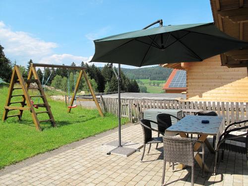 un tavolo e sedie con ombrellone su un patio di Holiday Home Billerhof by Interhome a Zachenberg
