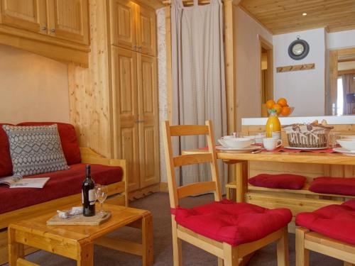 Il comprend une cuisine et un salon avec une table et des chaises. dans l'établissement Apartment Le Pramecou-5 by Interhome, à Tignes