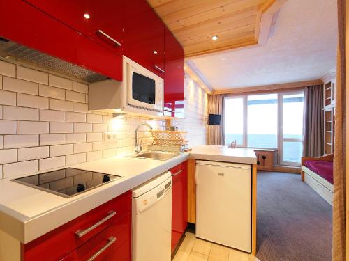 La cuisine est équipée d'un évier et d'un four micro-ondes. dans l'établissement Apartment Le Pramecou-5 by Interhome, à Tignes