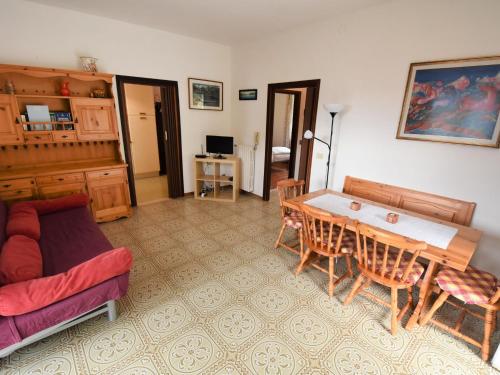 ein Wohnzimmer mit einem Tisch und einem Sofa in der Unterkunft Apartment Villa Laura by Interhome in Crone