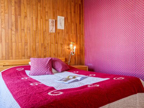 - une chambre avec un lit rose et une couverture rouge dans l'établissement Apartment Les Moutières B1 et B2 - Val Claret-18 by Interhome, à Tignes