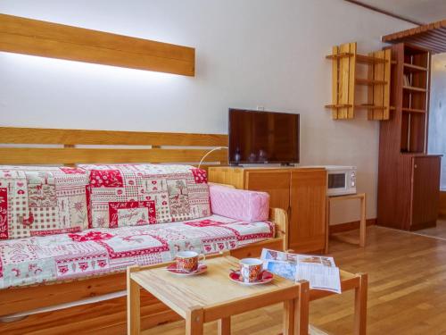 ein Wohnzimmer mit einem Sofa und einem Tisch in der Unterkunft Apartment Les Moutières B1 et B2 - Val Claret-18 by Interhome in Tignes