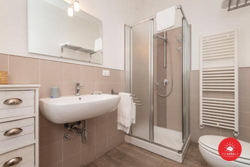 a bathroom with a sink and a shower and a toilet at Affittacamere Il Viaggiatore in La Spezia