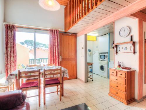una sala da pranzo con un tavolo e una cucina di Apartment Le Gallia by Interhome a Capbreton