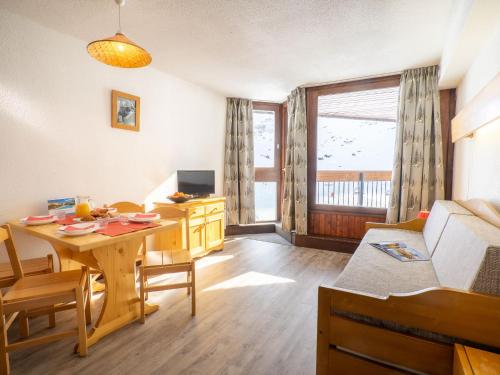 - un salon avec une table en bois et une salle à manger dans l'établissement Apartment Le Borsat - Val Claret-10 by Interhome, à Tignes