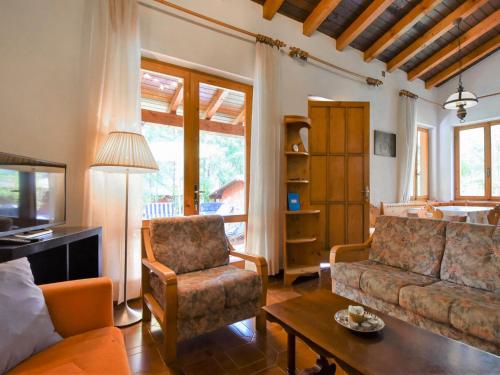 クロネにあるHoliday Home Villa Pineta by Interhomeのリビングルーム(ソファ、椅子付)