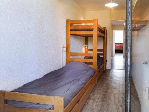 レ・メニュアールにあるApartment Pelvoux-1 by Interhomeのベッドルーム1室(二段ベッド2組付)、廊下が備わります。