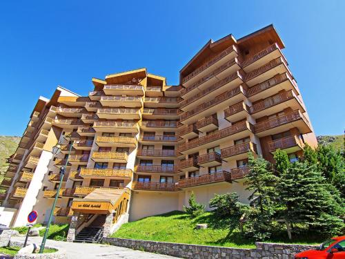 un grand bâtiment avec des balcons sur le côté dans l'établissement Apartment Roche Blanche 83 by Interhome, à Val Thorens