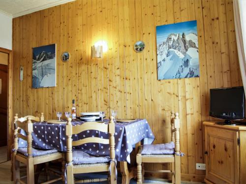 jadalnia ze stołem i telewizorem w obiekcie Apartment Le Savoisien by Interhome w Chamonix-Mont-Blanc