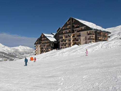 een groep mensen die skiën op een besneeuwde helling bij Apartment Sarvan 315 by Interhome in Les Menuires