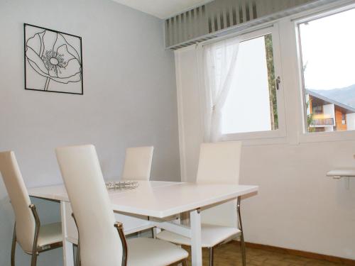 een witte eetkamer met een witte tafel en stoelen bij Apartment Les Joncioles by Interhome in Samoëns