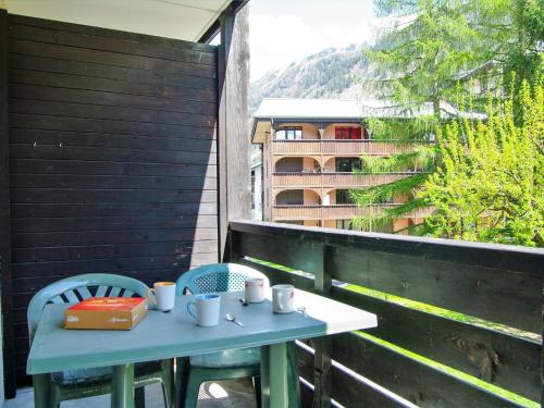 - une table sur un balcon avec 2 chaises et des tasses dans l'établissement Studio Le Grépon-3 by Interhome, à Chamonix-Mont-Blanc