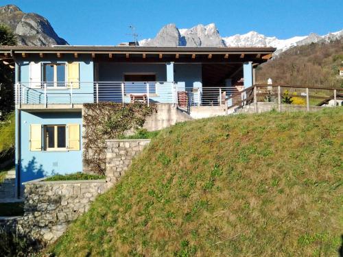 uma casa numa colina com montanhas ao fundo em Holiday Home Il Giogo by Interhome em Mandello del Lario