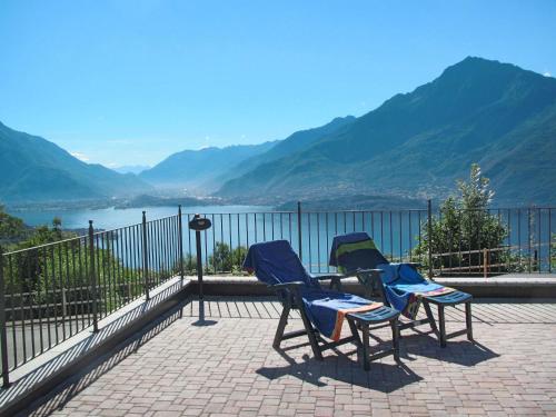 - deux chaises sur une terrasse avec vue sur l'eau dans l'établissement Apartment Bellavista GRV391 by Interhome, à Consiglio di Rumo