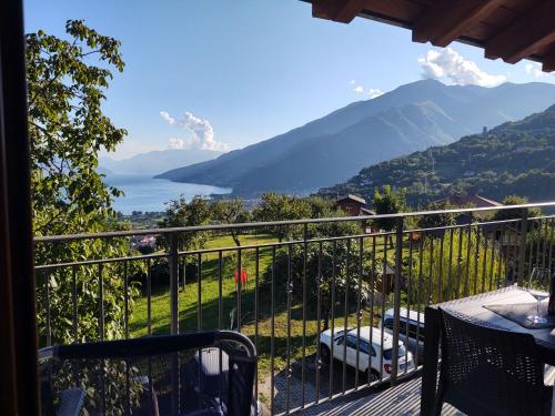 Elle comprend un balcon offrant une vue sur le lac et les montagnes. dans l'établissement Apartment Margherita-5 by Interhome, à Gravedona