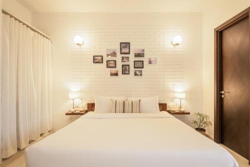 La Risa, 2 BHK Villas near Vagator Beach, Private Pool with Kitchen, Balcony, Securityにあるベッド