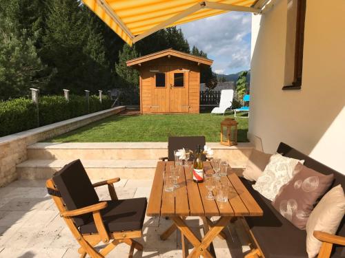 drewniany stół i krzesła na patio w obiekcie Holiday Home Seekarblick by Interhome w mieście Achenkirch