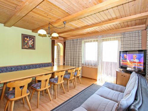 TV a/nebo společenská místnost v ubytování Holiday Home Hussl by Interhome