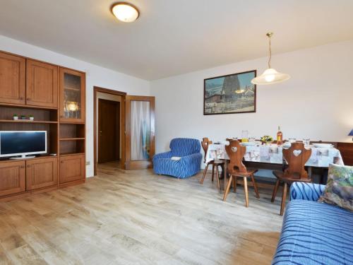 - un salon avec un canapé bleu et une table dans l'établissement Apartment Bernard-1 by Interhome, à Campestrin