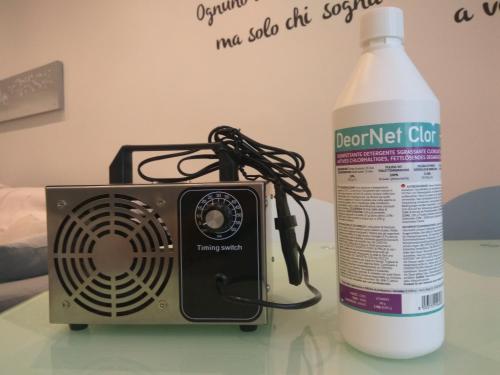 a bottle of water next to a radio and a bottle of water at GrigioPerla in Tavernerio