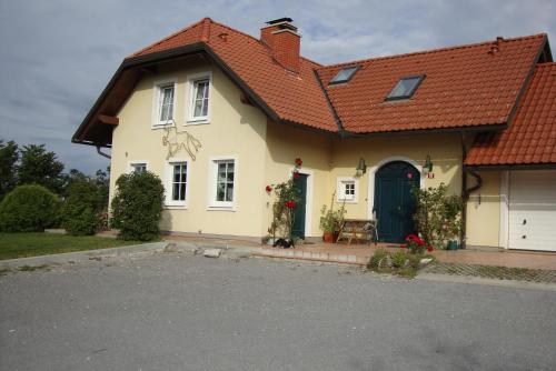 Casa blanca con techo rojo en Bed and Breakfast Trnje, en Pivka