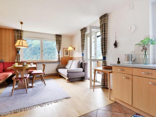 una cucina e un soggiorno con un tavolo e un divano di Apartment Illyria by Interhome a Ortisei