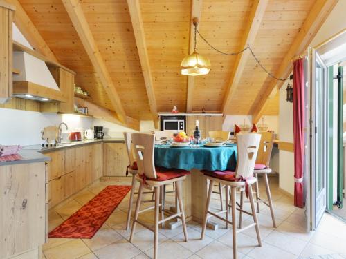 cocina con mesa azul y sillas en Apartment Maura-1 by Interhome, en Pozza di Fassa