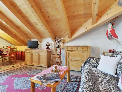 ein Wohnzimmer mit einem Sofa und einem TV in der Unterkunft Apartment Maura-1 by Interhome in Pozza di Fassa