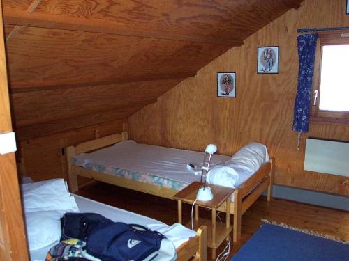 une chambre avec un lit et une table dans une pièce dans l'établissement Chalet Gerbepal by Interhome, à Gerbépal