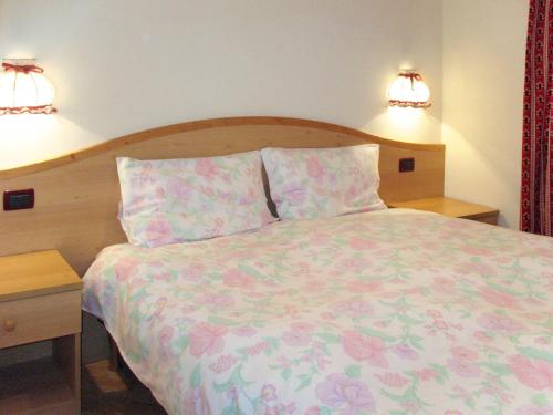 מיטה או מיטות בחדר ב-Apartment Spinel by Interhome