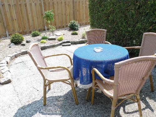 uma mesa e duas cadeiras com uma tampa de mesa azul em Apartment Dehne-1 by Interhome em Norddeich