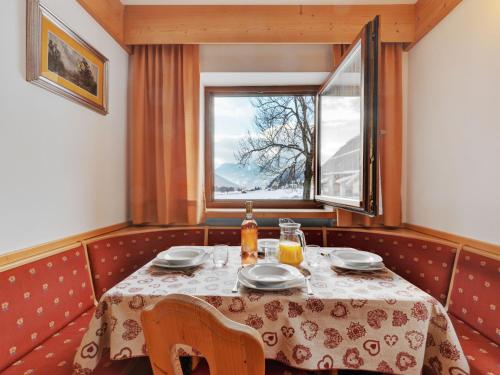 comedor con mesa y ventana en Apartment Lazzer-1 by Interhome, en Campitello