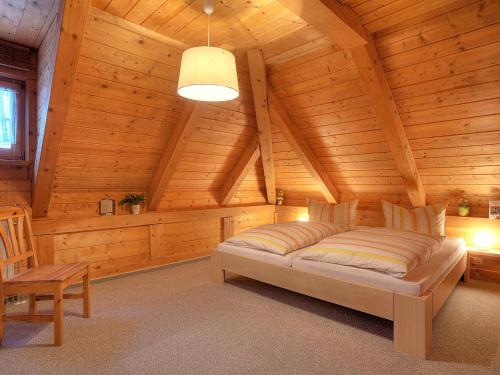 1 dormitorio con 1 cama en una cabaña de madera en Apartment Blank by Interhome en Titisee-Neustadt